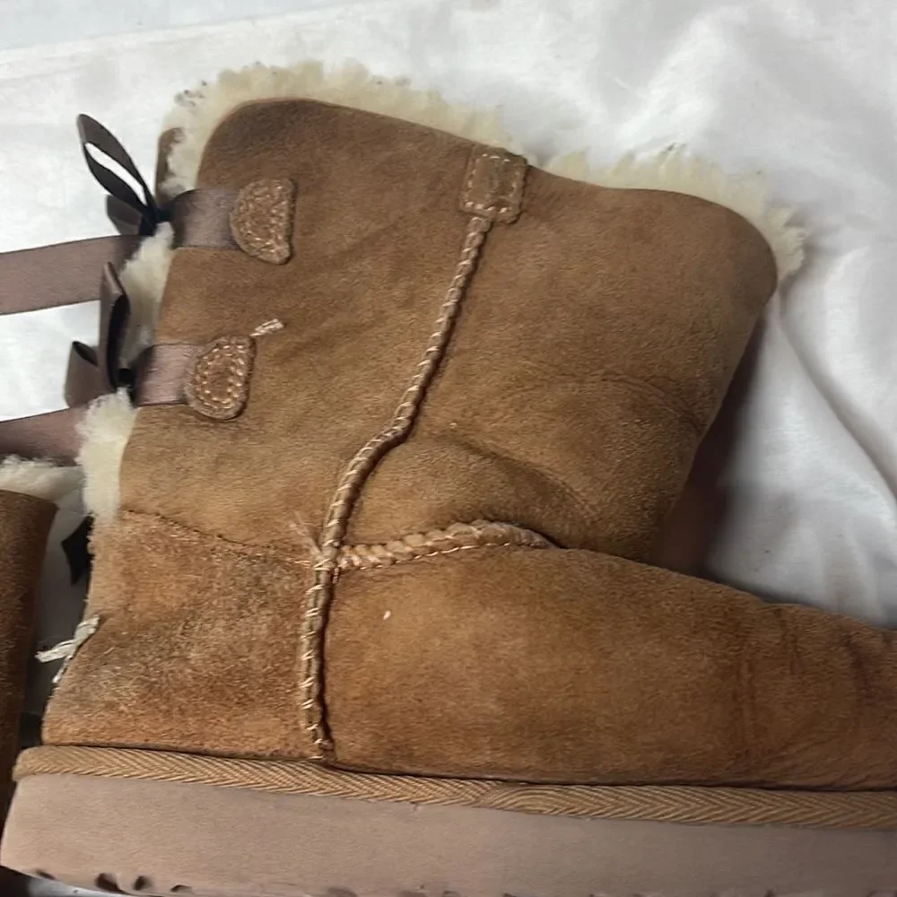 UGG Kids Bailey Bow II Chestnut Short Boots. Size 3.